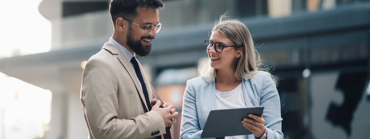 2 Business Folk Taler Sammen Uden For Hovedkvarter